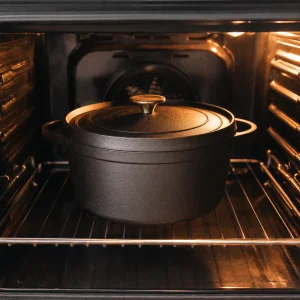 Pentola in ghisa vuota che si preriscalda nel forno