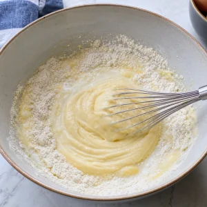 Niederlaendischer Pfannkuchenteig von der Mitte zu einer glatten dicken Paste geruehrt