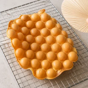 Frische Bubble-Waffel kühlt auf einem Gitter ab, damit die Außenseite extra knusprig wird.