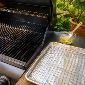 Grille huilée et plaque avec grille tapissée de papier aluminium pour le poulet jerk
