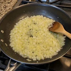 팬에서 버터에 부드럽게 익는 다진 양파