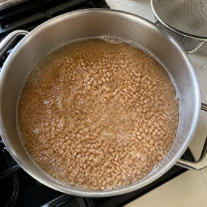 Farro gotuje się w garnku z wodą