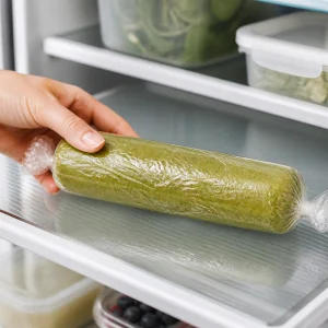 Cilindro di impasto al matcha avvolto che raffredda in frigorifero