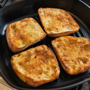 Pezzi di ciabatta tostati e dorati in una bistecchiera