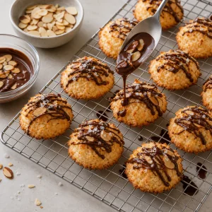 Cobertura de chocolate y almendra sobre macarrones de coco dorados