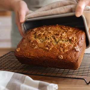 Pan de plátano con nueces desmoldado sobre una rejilla