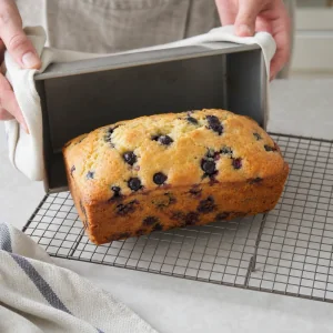 Plumcake mirtilli e limone trasferito su una gratella a raffreddare