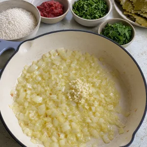 Cipolla e aglio soffritti in olio d'oliva per il ripieno dei dolma.