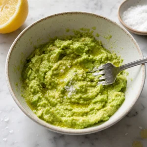 Avocat ecrase au citron dans un bol
