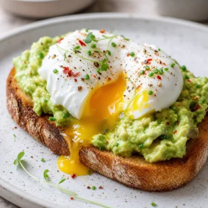 Jaune d'oeuf poche coulant sur tartine avocat