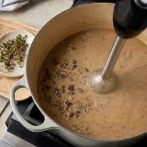 Varinha magica triturando sopa de cogumelos depois de retirar o tomilho