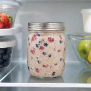Overnight oats aux baies couvertes en train de refroidir au réfrigérateur