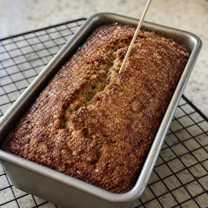 Upieczony chlebek bananowy sprawdzany drewnianym patyczkiem