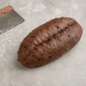 다크 초콜릿 반죽을 타원형 바타르 빵 모양으로 성형한 모습
