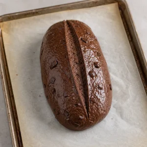 굽기 전 달걀물을 바르고 가운데를 길게 칼집 낸 초콜릿 바타르