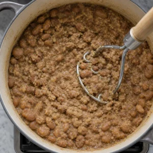 Fèves cuites partiellement écrasées dans la cocotte