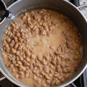 Fèves tendres dans un liquide de cuisson épais avec ajout d'eau chaude