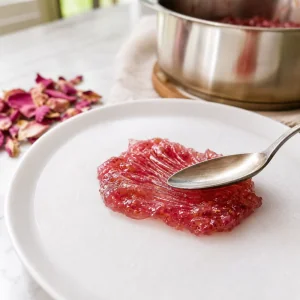 Mermelada de pétalos de rosa arrugándose en un plato frío