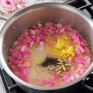 Pétalos de rosa, limón, vainilla y cardamomo en almíbar