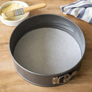 Stampo a cerniera preparato con carta forno per il Gâteau de Pâques.