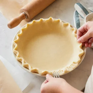 Glutenfreien Teigrand in einer Kuchenform kräuseln