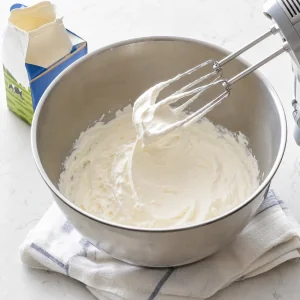 Kalte Sahne für Soufflé-Sahne zu weichen Spitzen schlagen