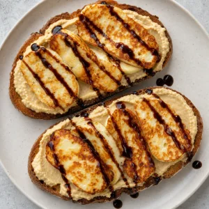 Pão torrado com homus halloumi e glaze balsâmico