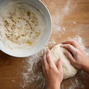 Impasto per gozleme lavorato accanto a una ciotola di impasto grezzo