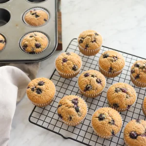 Blaubeer-Proteinmuffins kuehlen nach dem Backen auf einem Gitter ab