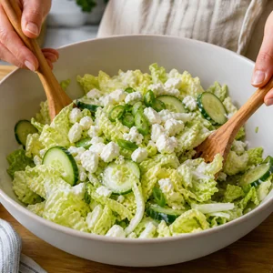 Salada Crocante de Couve Chinesa com Pepino e Feta