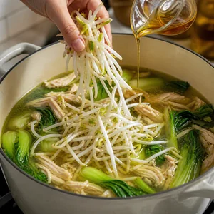 Ingwer-Hühnersuppe mit frischen Mungobohnensprossen