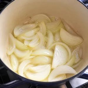 Cząstki cebuli smażone na oleju do zeszklenia
