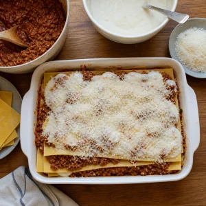 Lasagne stratificate con ragù, besciamella e parmigiano