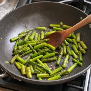 Morceaux d asperges sautes dans l huile d olive jusqu a devenir vert vif