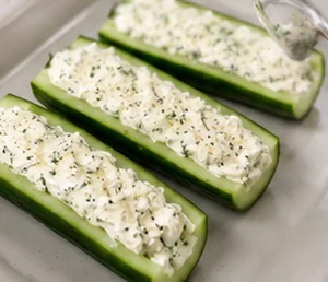 Лодочки из огурцов с творожным сыром и специями