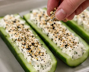 Лодочки из огурцов с творожным сыром и специями
