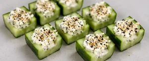 Лодочки из огурцов с творожным сыром и специями