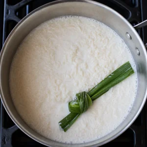 Жасминовый рис варится с кокосовым молоком и панданом