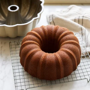 Bundt al rum senza glassa capovolto su griglia a raffreddare.