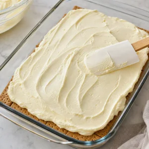 Vanilla filling spread over graham crackers