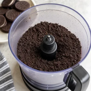 Biscoitos recheados de chocolate triturados em migalhas finas no processador