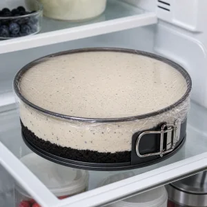 Cheesecake Oreo couvert en train de prendre au refrigerateur