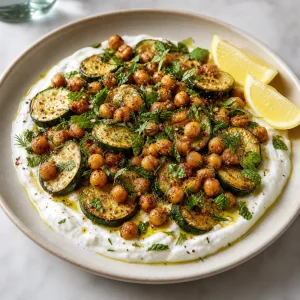 Piatto finale di ceci con zucchine, erbe e spicchi di limone