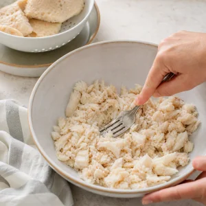 Gefilte fish cocido desmenuzado en un bol