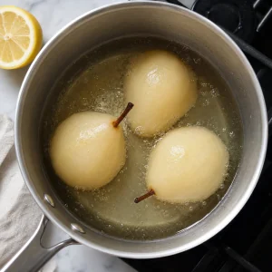 Poires pelées frémissant dans un sirop