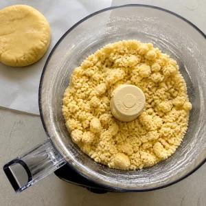 Paquets de pâte dans le robot avec un disque de pâte à côté