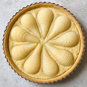 Tarte aux poires non cuite avec crème d’amande et poires en éventail