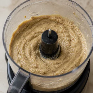 Crema di melanzane arrostite e aglio leggermente rustica dopo frullatura