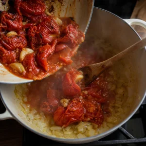 Tomates assados e alho desfeitos na panela