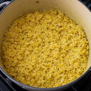 Riso tostato con aglio, cumino, curcuma e cipolle.